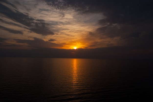 Tramonto in mare sul cielo drammatico con le nuvole. caducità della vita. Seascape nel crepuscolo serale. Il giorno dopo andrà meglio. Vista dell'alba. Incontro tramonto sul mare. Natura e ambiente. Vacanza e voglia di viaggiare.