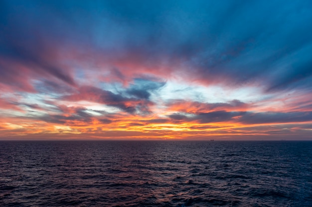 Tramonto in mare. Vista sul mare, mare blu. Tempo calmo. Vista dalla nave da carico.