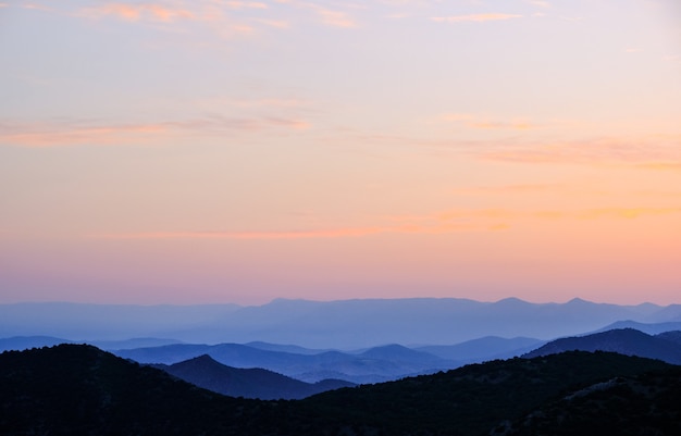 Tramonto in montagna al tramonto