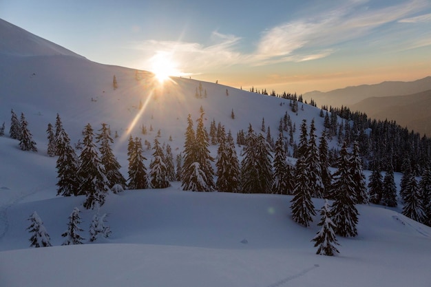 Tramonto in montagna d'inverno