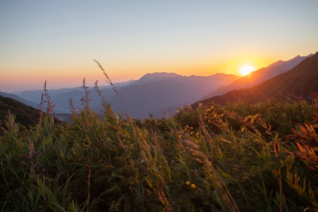 tramonto in montagna paesaggio naturale con una bella luce solare