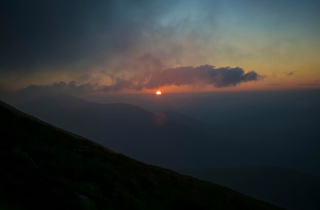 Tramonto in montagna. Prima del tramonto in montagna. Vista dalla montagna