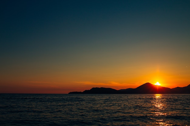 Tramonto in montenegro tra monti e mare