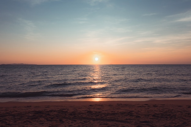 Tramonto in spiaggia la sera Concetto di vacanza e viaggio