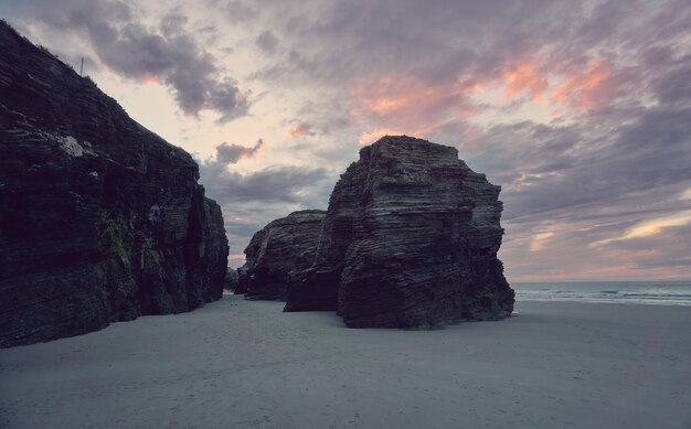 Tramonto in spiaggia. Spiaggia di Catedrales sulla costa della Galizia