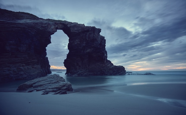 Tramonto in spiaggia. Spiaggia di Catedrales sulla costa della Galizia