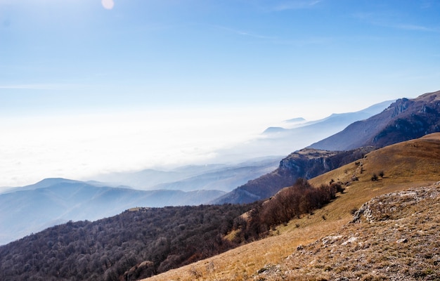 Tramonto in un paesaggio montano con luce solare