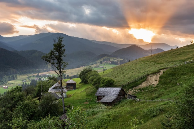 Tramonto in un paesino di montagna