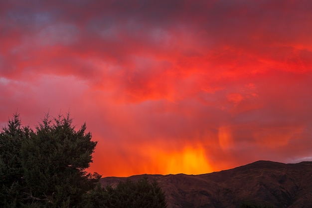 Tramonto infuocato a Wanaka in Nuova Zelanda