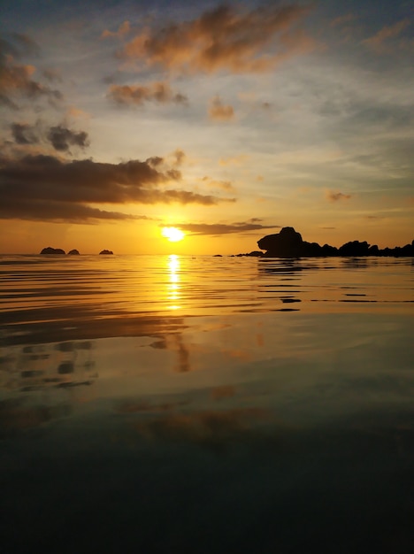 Tramonto infuocato con nuvole sull'oceano