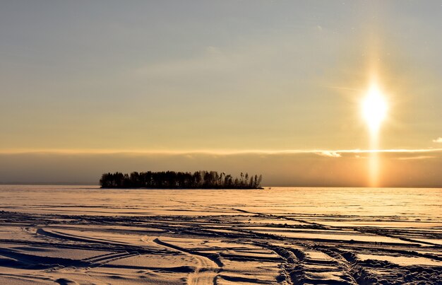 tramonto invernale su un fiume ghiacciato