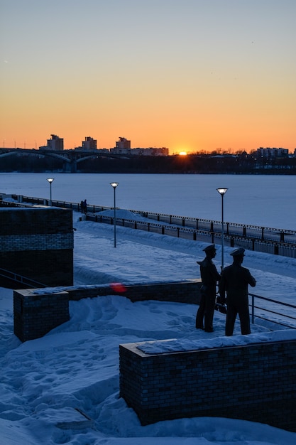 Tramonto invernale sul lungomare della città