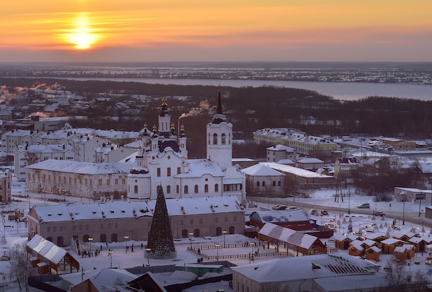 Tramonto invernale sulla città bassa La riva dell'Irtysh