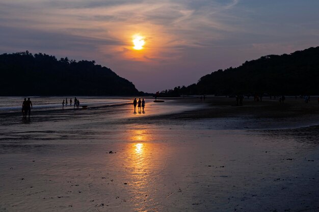 Tramonto luminoso e colorato con riflesso a Goa, India...