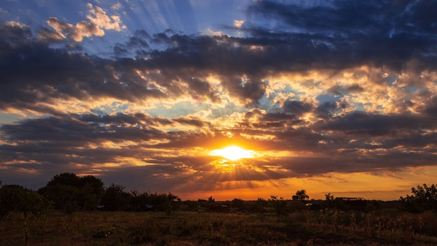 Tramonto luminoso tra le nuvole