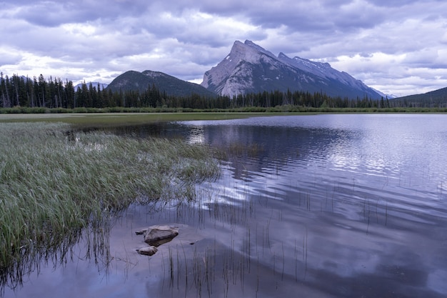 Tramonto lunatico nelle montagne rocciose canadesi con la montagna che riflette sul parco nazionale del lago Banff Canada