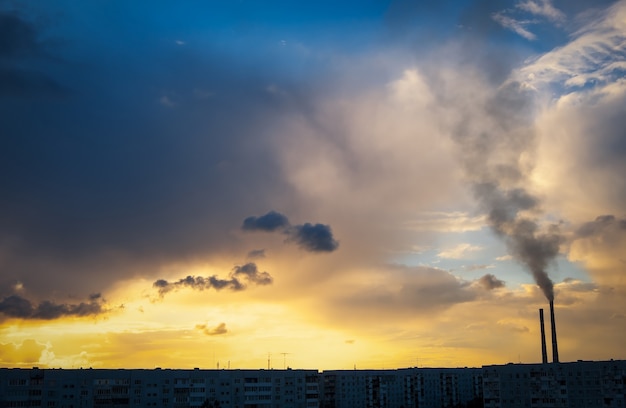 Tramonto magico colorato. Tetti delle case di città durante l'alba.