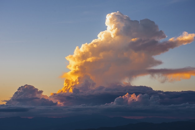 Tramonto, montagne e belle nuvole