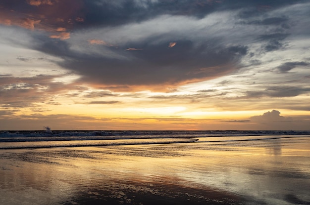 Tramonto mozzafiato a Bali vicino al tempio di Tanah Lot, Indonesia