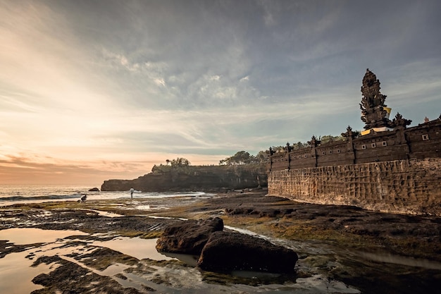 Tramonto mozzafiato a Bali vicino al tempio di Tanah Lot, Indonesia