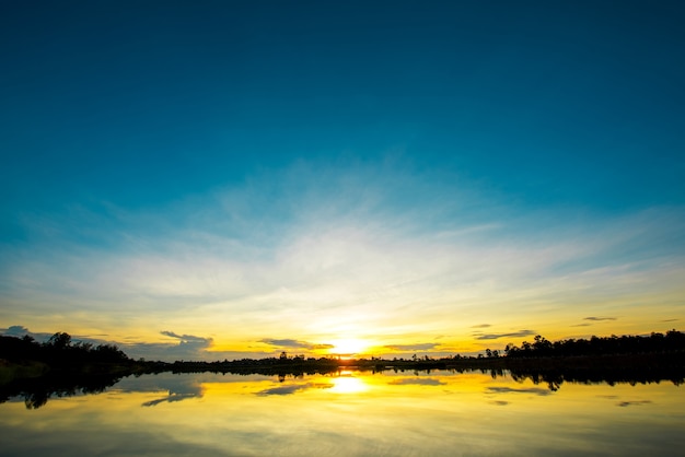 Tramonto mozzafiato sul lago