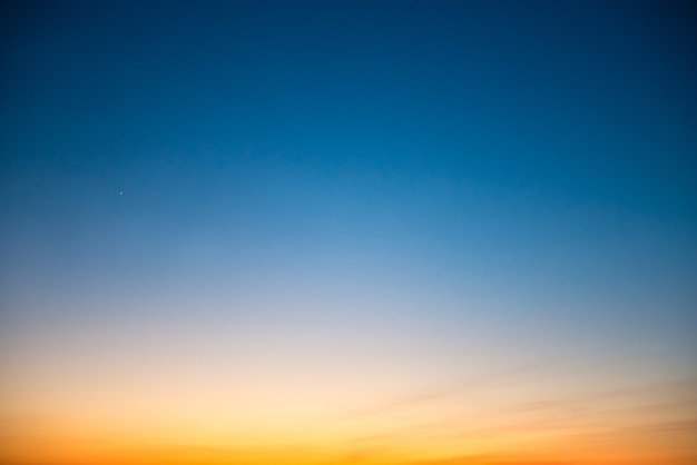 Tramonto nel cielo con colori drammatici blu, arancioni e rossi