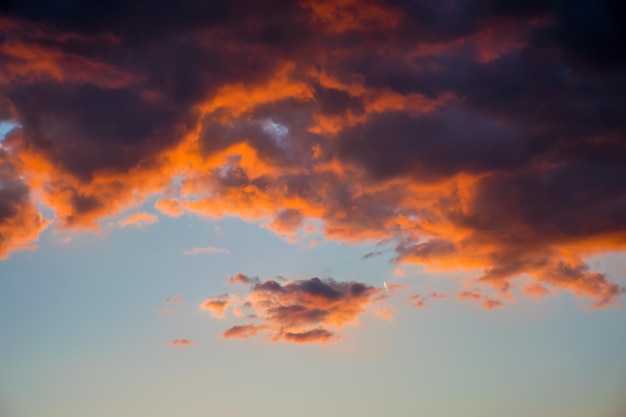 Tramonto nel cielo del Montenegro sopra le alte montagne