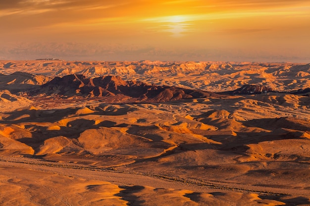 Tramonto nel deserto del Negev Makhtesh Ramon Crater Israele Paesaggio del deserto