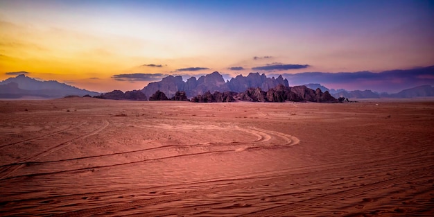 Tramonto nel deserto del wadi rum