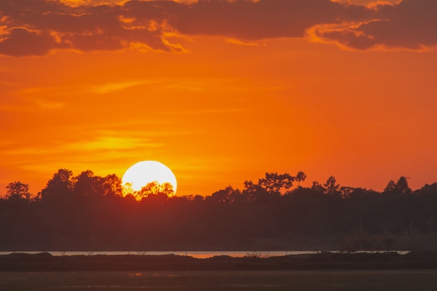 Tramonto nel lago bel tramonto dietro le nuvole sopra il paesaggio del lago