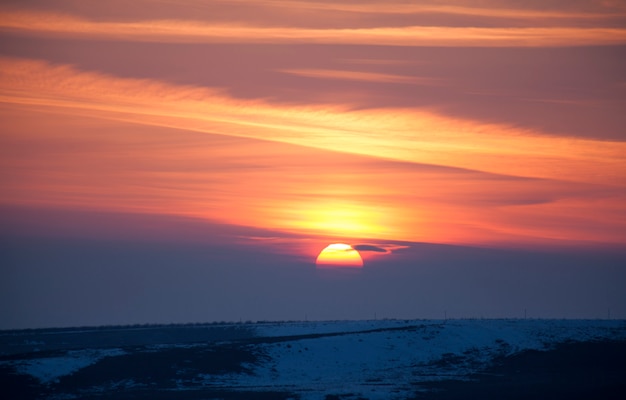 Tramonto nel paesaggio delle montagne di inverno.