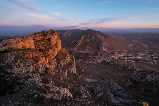 Tramonto nel paesaggio di montagna, Pancorbo, Burgos, Spagna.