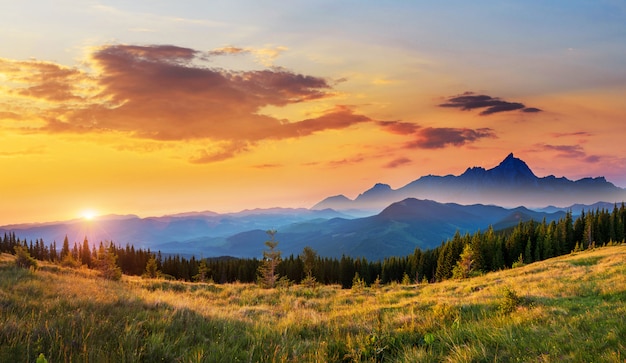 Tramonto nel paesaggio montano