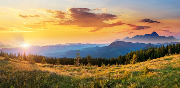 Tramonto nel paesaggio montano