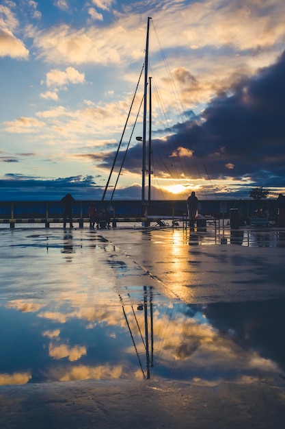 Tramonto nel porto, riflesso del cielo nell'acqua