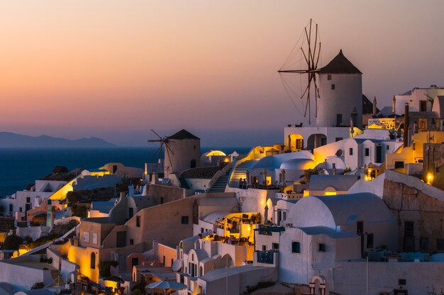 Tramonto nell'arcipelago di Santorini nella città di Oia.