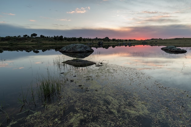 Tramonto nell'area naturale del Barruecos. Extremadura. Spagna.