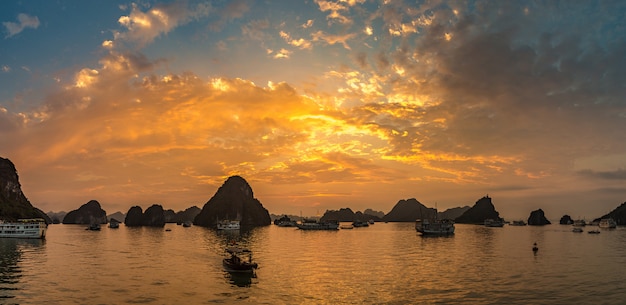 Tramonto nella baia di Halon, Vietnam