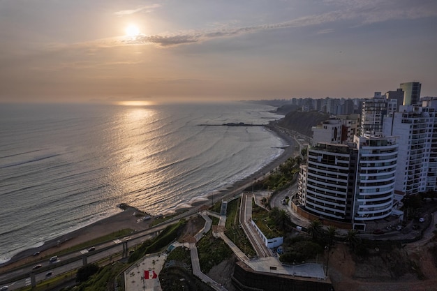 Tramonto nella città di Lima con vista sul mare