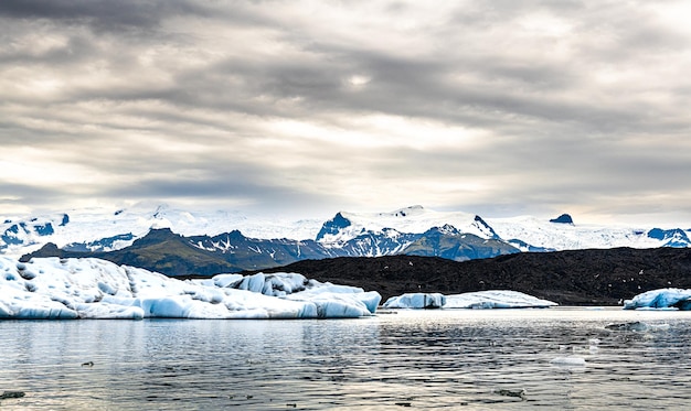 Tramonto nella famosa laguna glaciale di Jokulsarlon Islanda