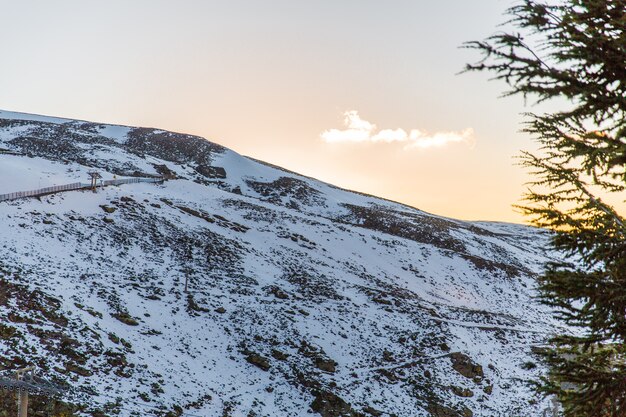 Tramonto nella neve in montagna