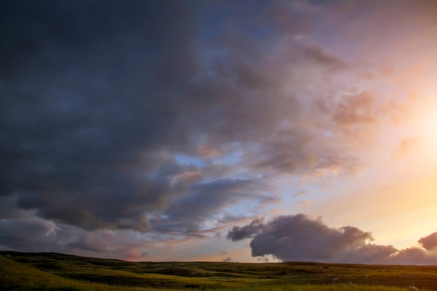 Tramonto nella steppa, un bellissimo cielo serale con nuvole, Platone Ukok, nessuno intorno, Altai, Siberia, Russia