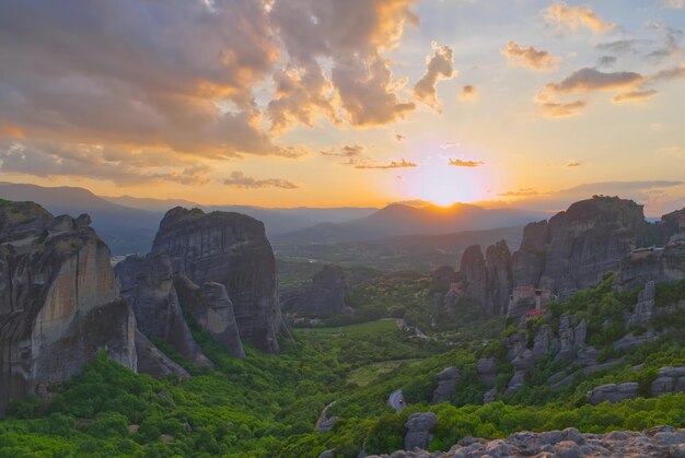 Tramonto nella valle di montagna con splendida vista in Grecia Kalabaka Monastero di Meteora destinazione di viaggio in Grecia