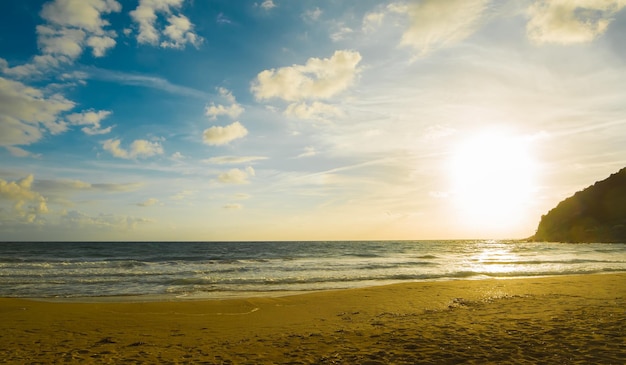 Tramonto nuvoloso nella spiaggia di La Speranza Sardegna