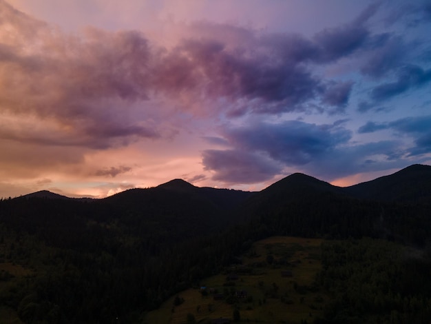 Tramonto nuvoloso sopra le montagne