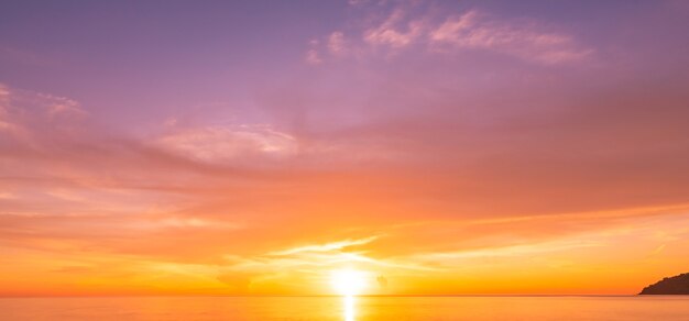 tramonto o alba sul mare con riflesso nel mare