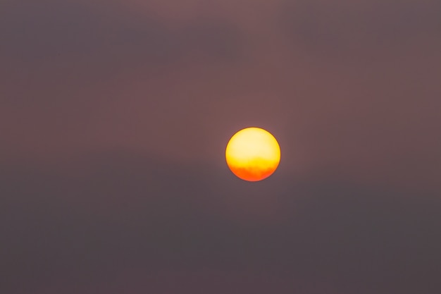 tramonto o alba sullo sfondo del cielo scuro