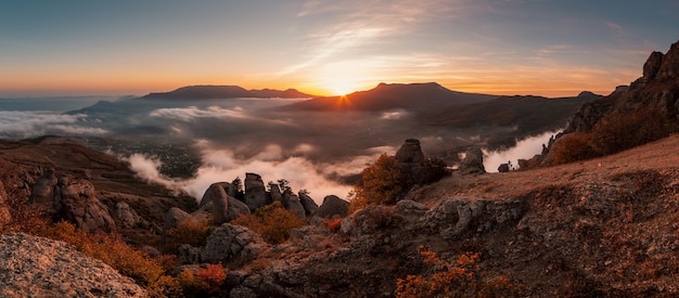 Tramonto panoramico dalla cima delle montagne, vista panoramica della valle in autunno con tempo nebbioso, Monte Demerdzhi