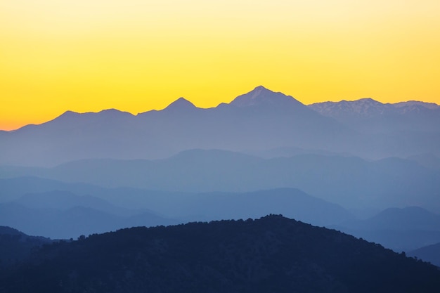 Tramonto panoramico in montagna