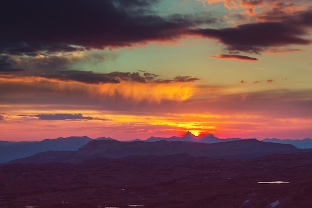 Tramonto panoramico in montagna